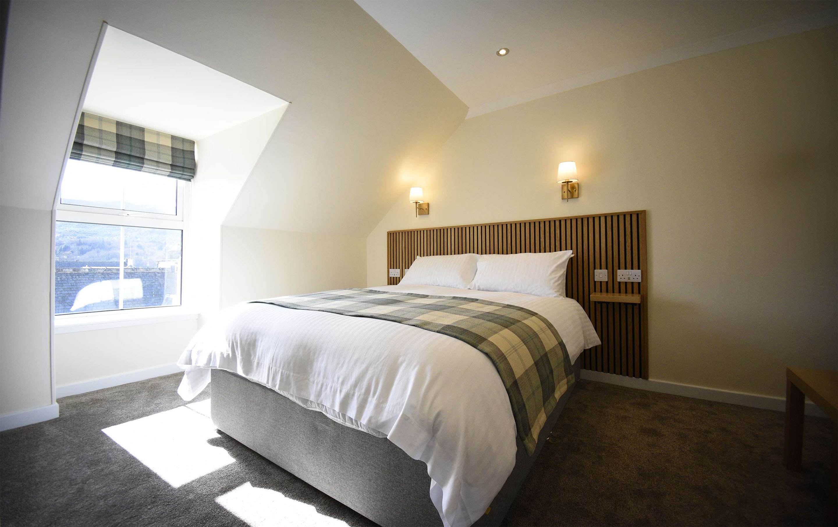 The Caledonian in Portree contains Family rooms with en suite bathrooms WIFI Internet and Tea/Coffee making facilities Hotel Portree