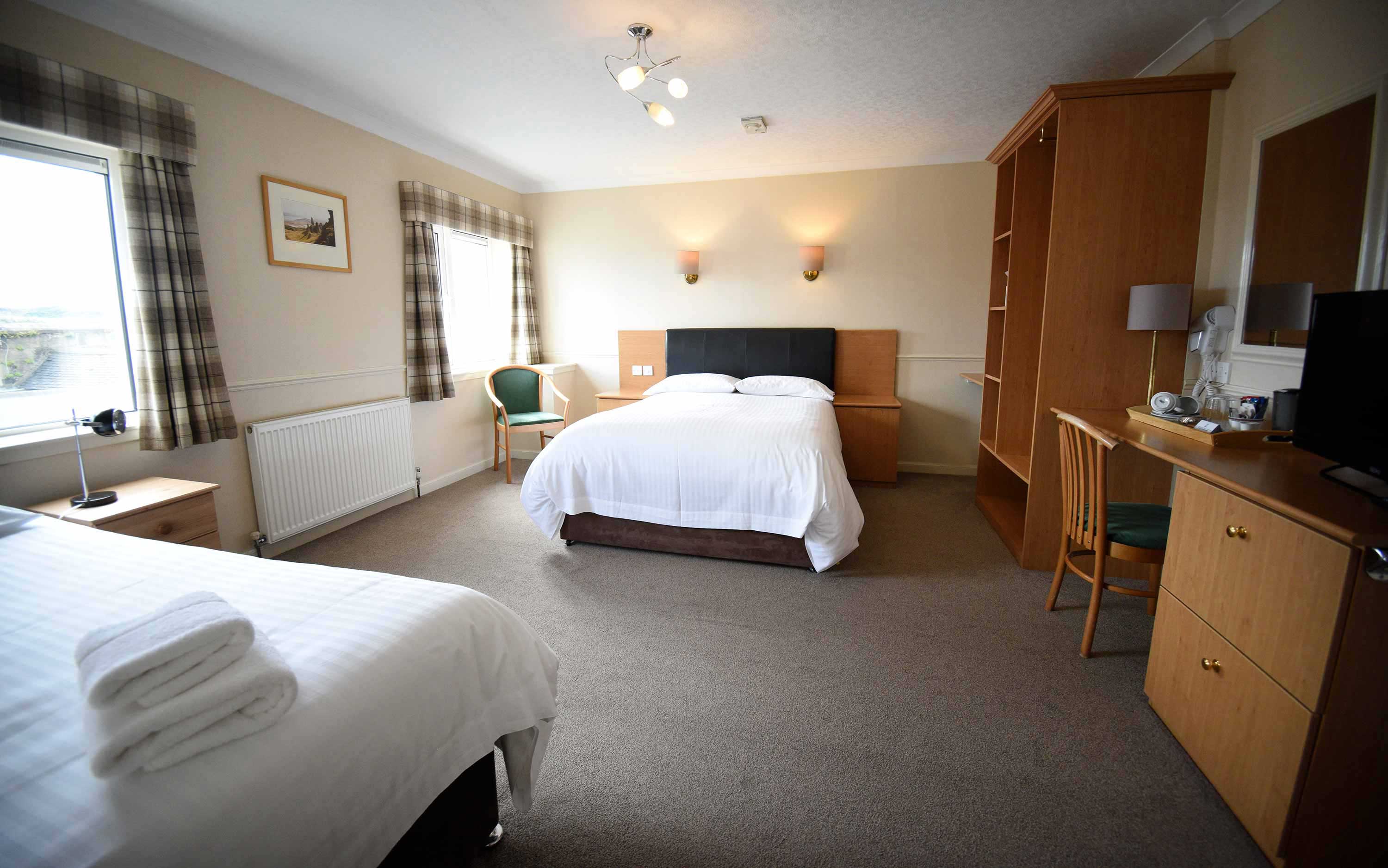 The Caledonian in Portree contains Family rooms with en suite bathrooms WIFI Internet and Tea/Coffee making facilities Hotel Portree