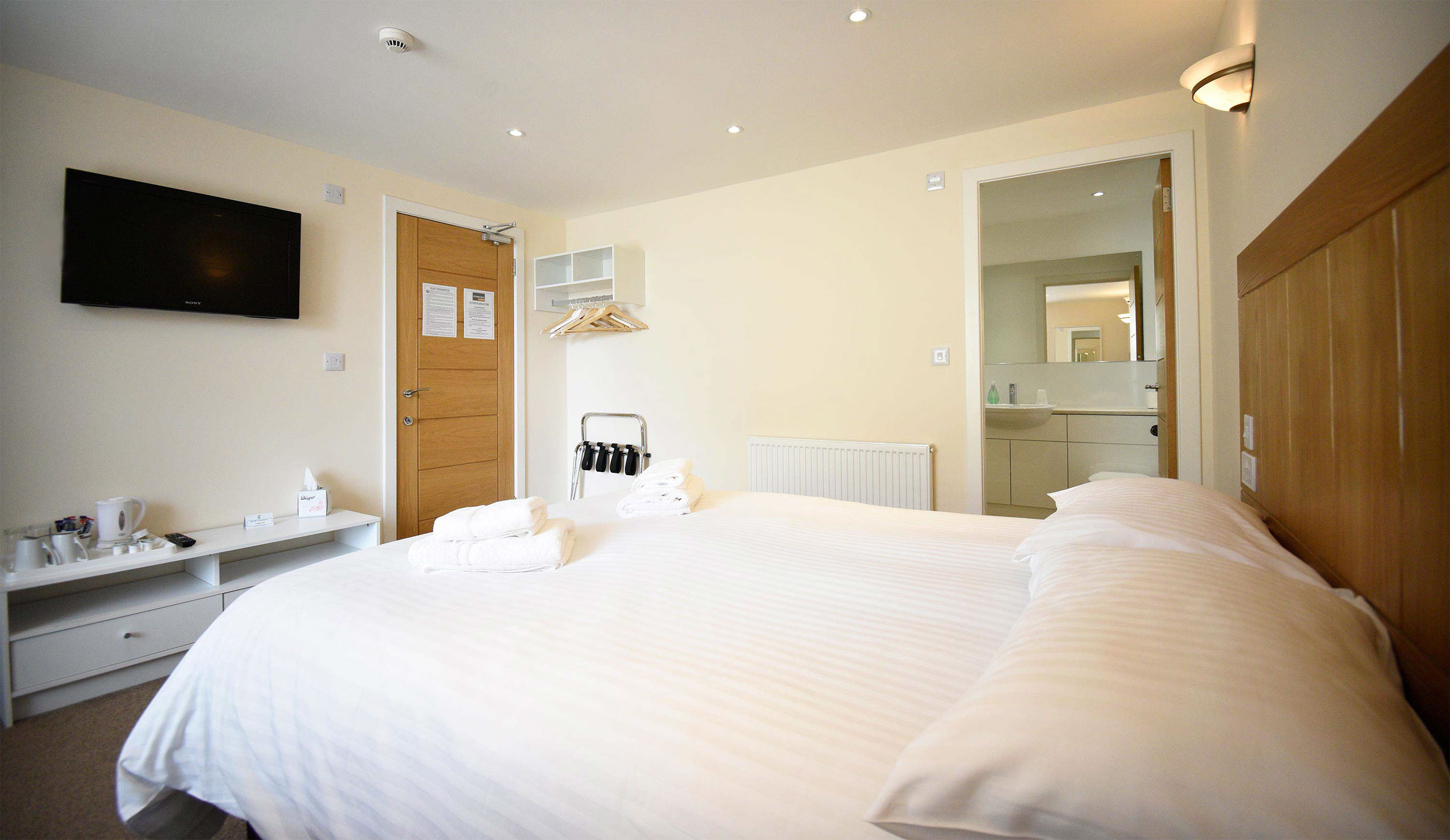 Double room Accommodation in Portree at The Caledonian with Freeview and WIFI Internet access in Portree Hotel